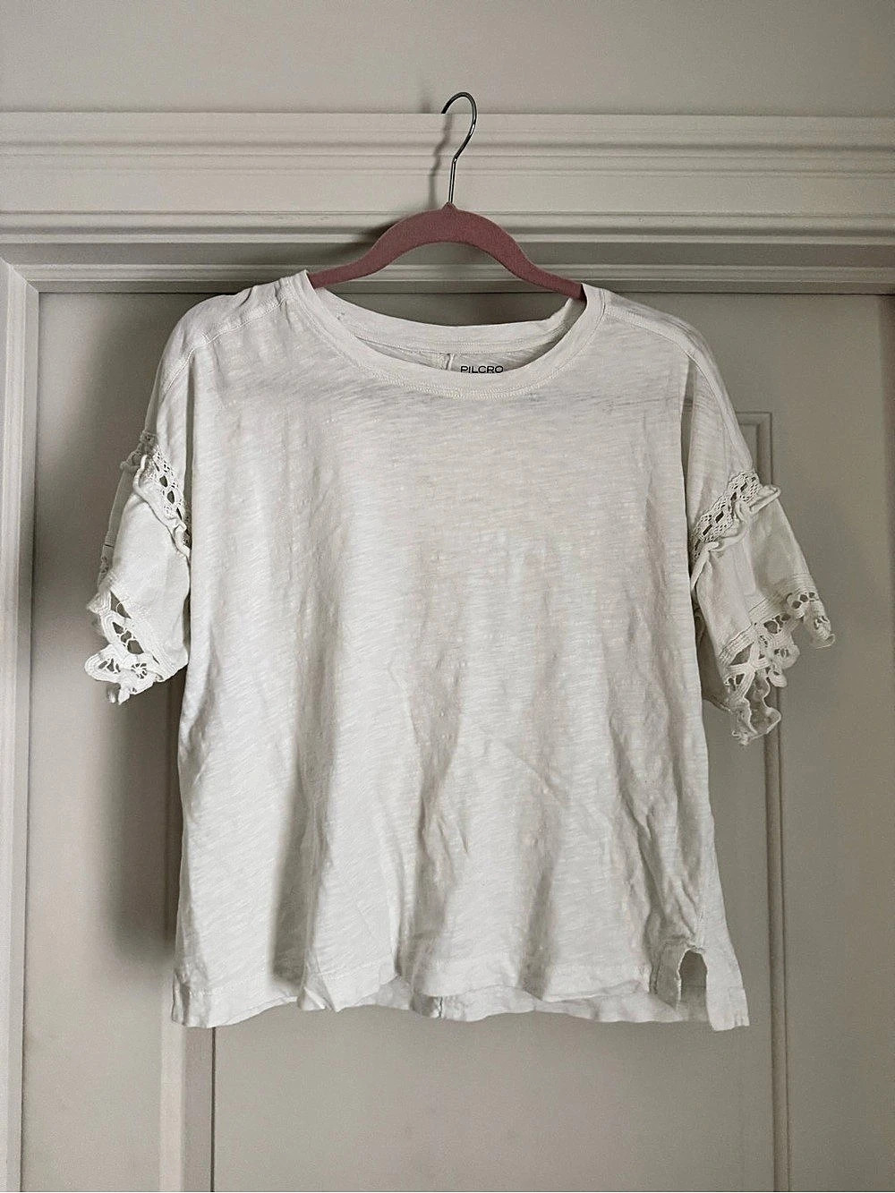 Pilcro Lace Sleeve Tee in White Size Medium Like New